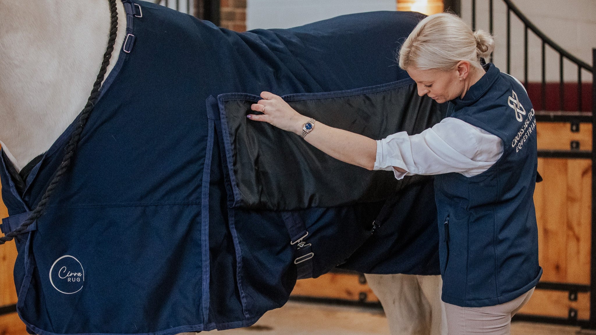 Heavy-duty turnout rug with removable neck cover for horses